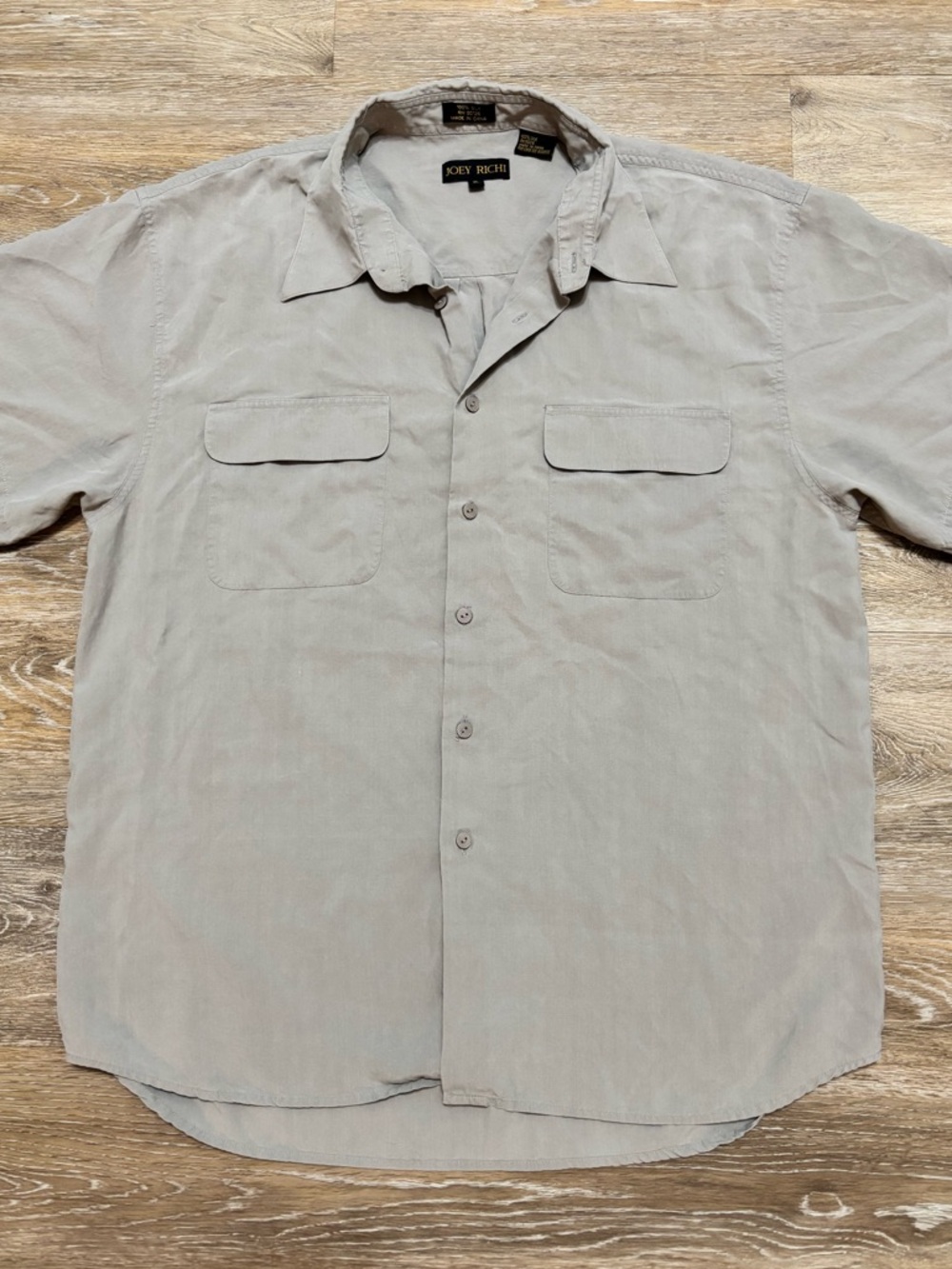 Men's Light Gray Short-Sleeve Button-Down Shirt